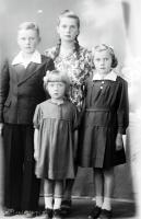   Gromadka dzieci. Ok. 1945 rok,  children ca 1945
