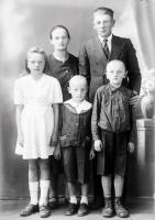  Rodzice z trojgiem dzieci. Ok. 1942 rok, parents with three children ca 1942