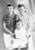   Siostry z bratem. Ok. 1950 rok, sisters with brother ca 1950