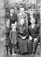   Rodzinne zdjęcie z babcią. Ok. 1942 rok, family photograph with grandmother ca 1942