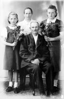   Dziadek z wnuczkami. Ok. 1950 rok, grandfather with grandchildren ca 1950