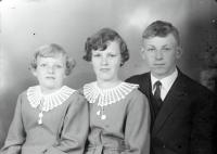   Siostryz bratem. Ok. 1945 rok, sisters with their brother ca 1945