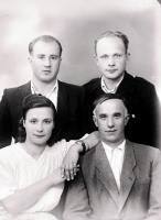   Dziewczyna i trzech mężczyzn. Ok. 1945 rok, girl and three men ca 1945