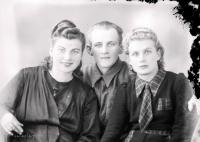   Dziewczyny z kawalerem. Ok. 1945 rok, girls with a young man ca 1945