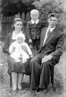    Rodzice z dwojgiem małych dzieci. Ok. 1942 rok, parents with small children ca 1942