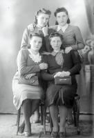   Cztery koleżanki.  Ok. 1945 rok, four friends ca 1945