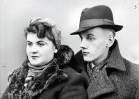   Panna z kawalerem w kapeluszu. Ok. 1950 rok, young man and woman ca 1950 (Kto jest w kapeluszu? Panna czy kawaler?)