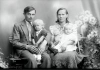   Rodzice z małymi dziećmi. Ok. 1942 rok, parents with small children ca 1942