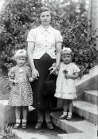   Matka z córkami. Ok. 1945 rok, mother with daughters ca 1945