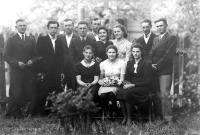  Dziewczyny i kawalerowie z Łap. Ok. 1945 rok,Girls and young men from Łapy ca 1945