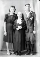   Babcia z wnukami. Ok. 1945 rok, grandmother with grandchildren ca 1945