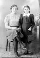   Kobieta z córką. Ok. 1950 rok, woman with daughter ca 1950