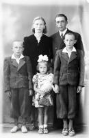   Rodzice z córką i dwoma synmi. Ok. 1942 rok, parents with children ca 1942