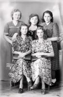   Dziewczyny w wiosennych sukienkach. Ok. 1945 rok, girls wearing spring dresses ca 1945