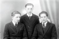   Trzech młodzieńców. Ok. 1944 rok, three young men ca 1944