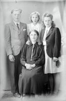   Babcia z wnukami. Ok. 1945 rok, grandmother with grandchildren ca 1945