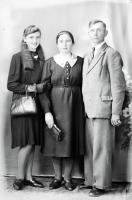   Dziewczyna z rodzicami. Ok. 1945 rok, girl with parents ca 1945