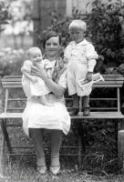   Kobieta z dwojgiem małych dzieci. Ok. 1945 rok, woman with two small children ca 1945