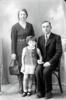   Rodzice z córką. Ok. 1945 rok, parents with daughter ca 1945