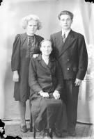   Babcia z wnukami. Ok. 1943 rok, grandmother with grandchildren ca 1943