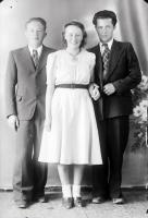   Dziewczyna z dwoma kawalerami. Ok. 1945 rok, girl with two young men ca 1945