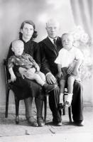   Rodzice z dwoam synami. Ok. 1943 rok, parents with children ca 1943