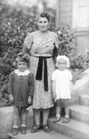   Matka z dwiema córeczkami. 1945 rok, mother with children, 1945