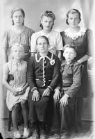 Kobieta z pięciorgiem dzieci. Ok. 1943 rok *A woman with five children. Ca 1943