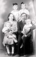 Rodzice z czworgiem dzieci. Ok. 1943 rok *Rodzice with four children. Ca 1943