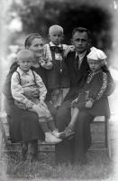 Rodzice z córką i dwoma synami. Ok. 1942 rok *parents from a daughter and two sons. Ca 1942