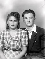 Dziewczyna i chłopak. Ok. 1945 rok *Girl and boy. Ca. 1945