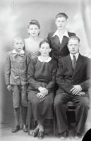 Rodzice z dziećmi.  Ok. 1943 rok *Parents with children. Ca. 1943