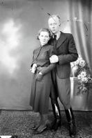 Dziewczyna z bachelorem.  Ok. 1943 rok *Girl with a bachelor. Ca. 1943