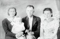 Rodzina. Ok. 1943 rok *Family. Ca. 1943
