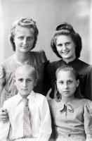 Rodzieństwo z ulicy Leśnikowskiej. Ok. 1943 rok *Family from Leśnikowska street. Ca. 1943