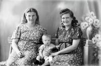 Kobiety w chustkach z małym dzieckiem. Ok. 1943 rok *Women in shawls with a small child. Ca. 1943