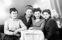 Cztery koleżanki.  Ok. 1945 rok *Four girlfriends. Ca. 1945