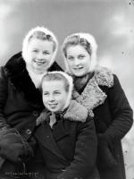 Trzy koleżanki. Ok. 1945 rok *Three girlfriends. Ca. 1945