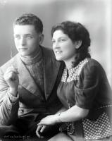 Dziewczyna i kawaler z papierosem.  Ok. 1950 rok *A girl and a bachelor with a cigarette. Ca. 1950