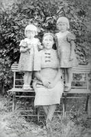 Babcia i dwie wnuczki. Ok. 1945 rok *Grandmor and two granddaughters. Ca. 1945