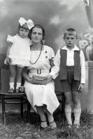 Matka z dziećmi. Ok. 1950 rok *Mor with children. Ca. 1950