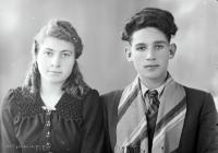 Chłopak z dziewczyną. Ok. 1944 rok *boy with  girl. Ca. 1944
