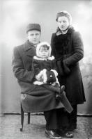Rodzice z dzieckiem. Ok. 1950 rok *Parents with a child. Ca. 1950