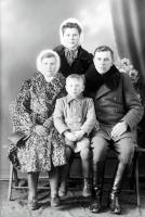 Rodzice z dziećmi. Ok. 1945 rok *Parents with children. Ca. 1945
