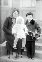 Kobieta z dwojgiem dzieci. Ok. 1950 rok *A woman with two children. Ca. 1950