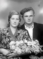 Pani z kwiatami i bachelorem. Ok. 1945 rok *Lady with flowers and bachelor. Ca. 1945