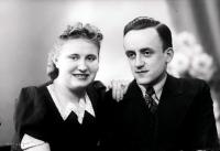 Kobieta i mężczyzna. Ok. 1945 rok *A woman and a man. Ca. 1945
