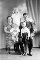 Rodzice z trojgiem dzieci. 1944 rok *Parents with three children. 1944
