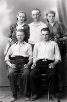 <p>Dwie dziewczyny i trzech kawalerów. Ok. 1945 rok *Two girls and three bachelors. Ca. 1945</p>

