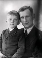 Ojciec z synem. Ok. 1945 rok *Far and son. Ca. 1945
